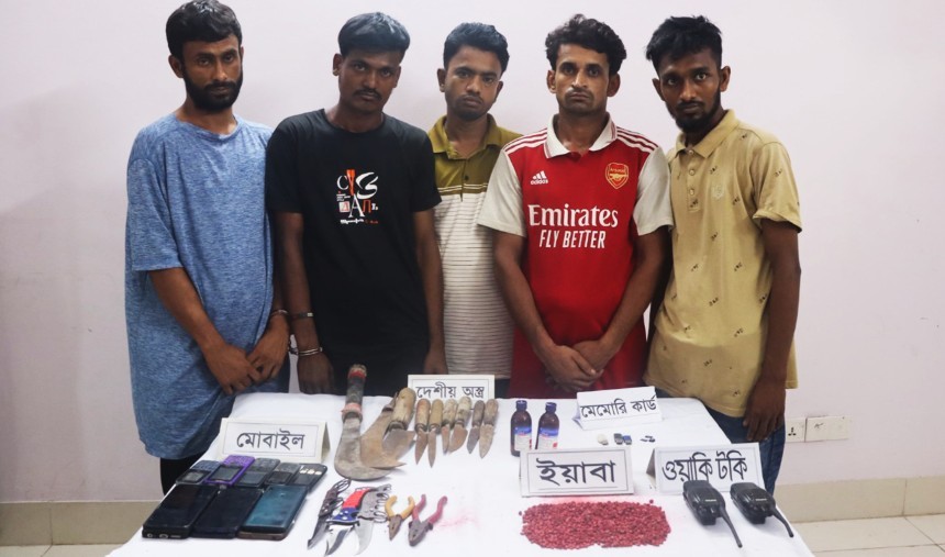 কুমিল্লা নগরীর মুরাদপুরে সেনাবাহিনীর অভিযানে মাদক ও দেশীয় অস্ত্রসহ ৫ জন আটক